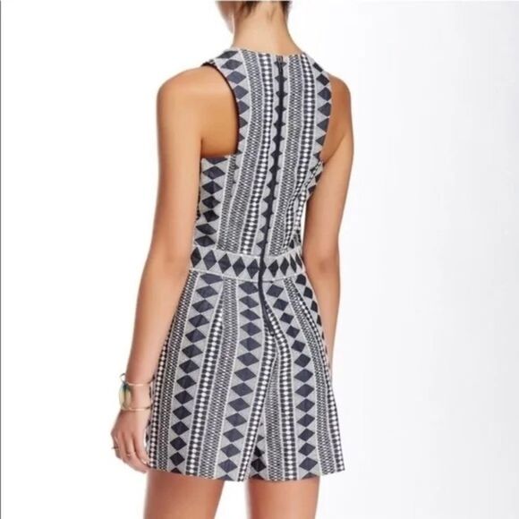 Gianni Bini Geometric Blue & White Romper Women's Size Small One-Piece Cut-out - Picture 2 of 10